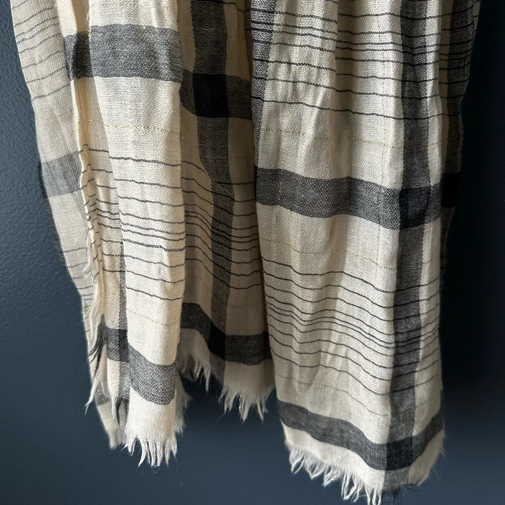 🧣 Women’s scarf Plaid offwhite blue plaid gold wrap VGUC